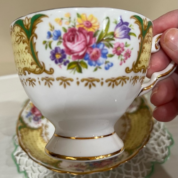 Vintage Tuscan Albany Cup and Saucer Yellow Gold panels - Picture 2 of 3